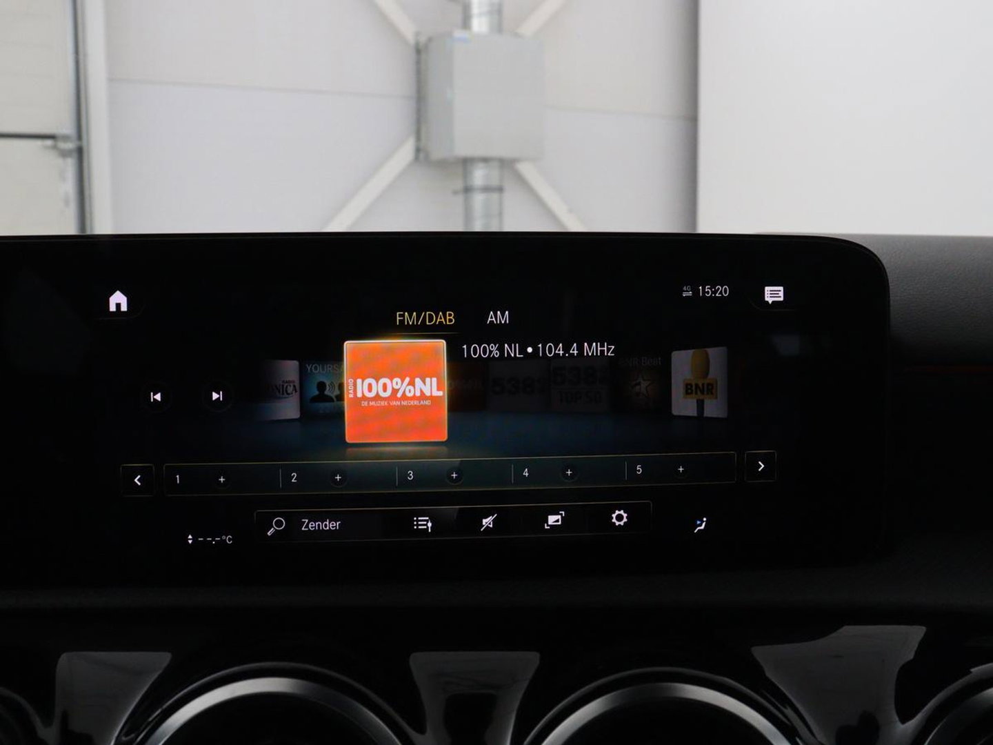 Mercedes-Benz A-Klasse 180 Business Solution AMG | Panoramadak | Carplay | Cruise control | Climate control | DAB+ | Navigatie | Bluetooth | Stoelverwarming | Park assist
