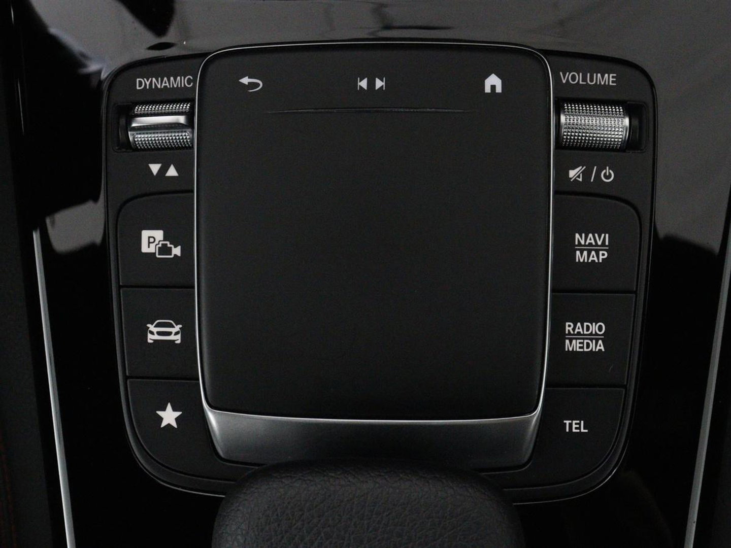 Mercedes-Benz A-Klasse 180 Business Solution AMG | Panoramadak | Carplay | Cruise control | Climate control | DAB+ | Navigatie | Bluetooth | Stoelverwarming | Park assist