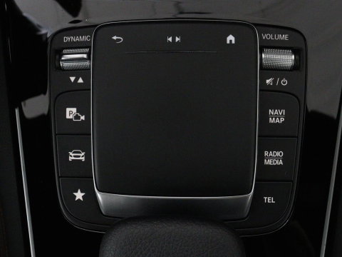 Mercedes-Benz A-Klasse 180 Business Solution AMG | Panoramadak | Carplay | Cruise control | Climate control | DAB+ | Navigatie | Bluetooth | Stoelverwarming | Park assist