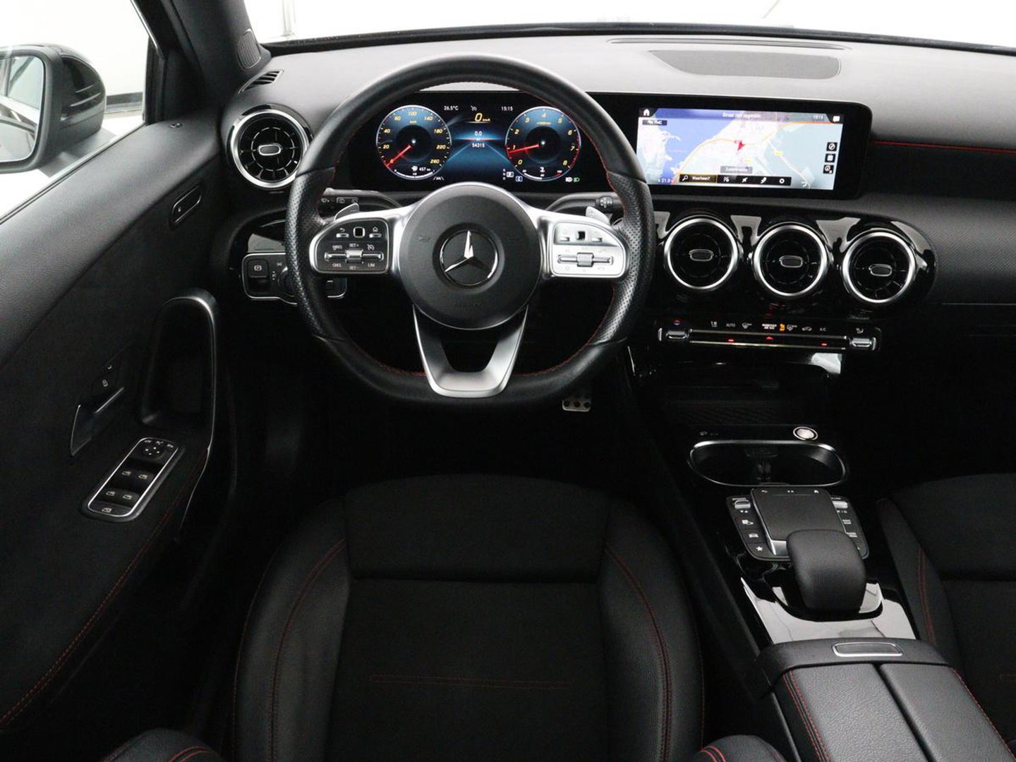 Mercedes-Benz A-Klasse 180 Business Solution AMG | Panoramadak | Carplay | Cruise control | Climate control | DAB+ | Navigatie | Bluetooth | Stoelverwarming | Park assist
