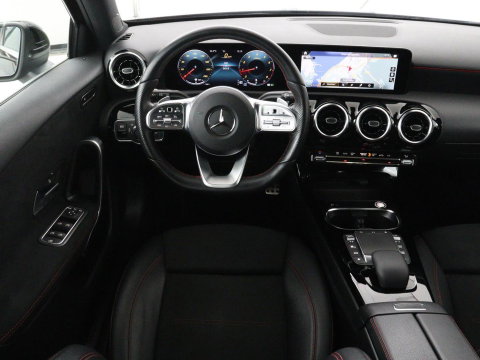 Mercedes-Benz A-Klasse 180 Business Solution AMG | Panoramadak | Carplay | Cruise control | Climate control | DAB+ | Navigatie | Bluetooth | Stoelverwarming | Park assist