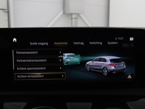 Mercedes-Benz A-Klasse 180 Business Solution AMG | Panoramadak | Carplay | Cruise control | Climate control | DAB+ | Navigatie | Bluetooth | Stoelverwarming | Park assist