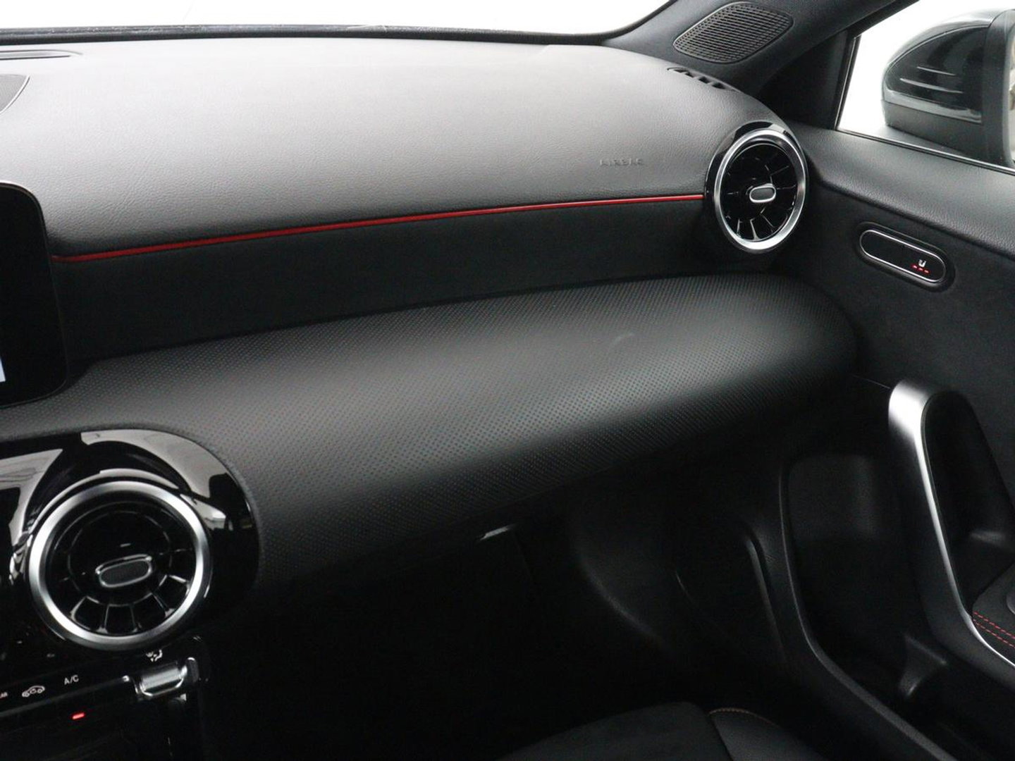 Mercedes-Benz A-Klasse 180 Business Solution AMG | Panoramadak | Carplay | Cruise control | Climate control | DAB+ | Navigatie | Bluetooth | Stoelverwarming | Park assist