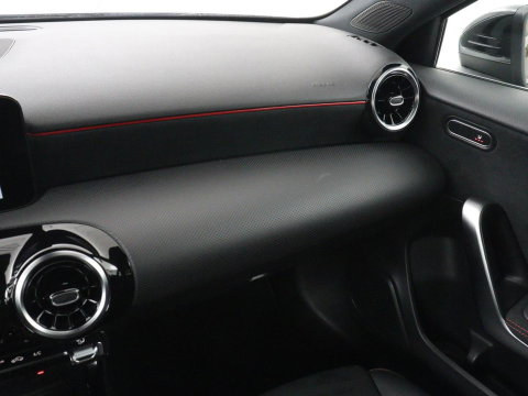 Mercedes-Benz A-Klasse 180 Business Solution AMG | Panoramadak | Carplay | Cruise control | Climate control | DAB+ | Navigatie | Bluetooth | Stoelverwarming | Park assist