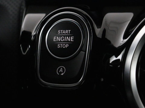 Mercedes-Benz A-Klasse 180 Business Solution AMG | Panoramadak | Carplay | Cruise control | Climate control | DAB+ | Navigatie | Bluetooth | Stoelverwarming | Park assist