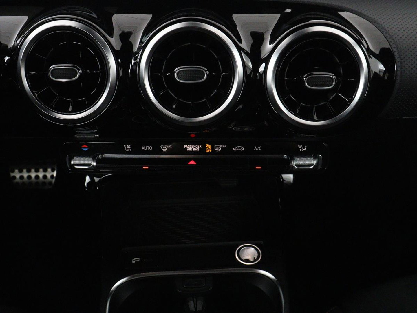 Mercedes-Benz A-Klasse 180 Business Solution AMG | Panoramadak | Carplay | Cruise control | Climate control | DAB+ | Navigatie | Bluetooth | Stoelverwarming | Park assist