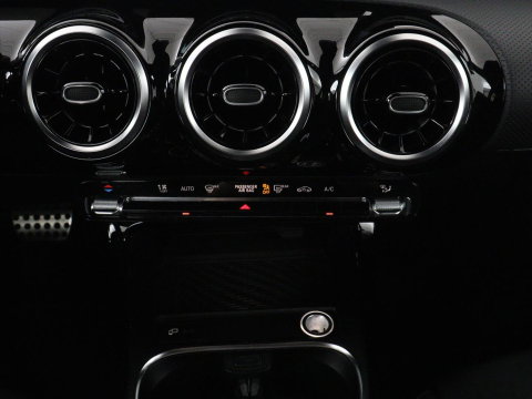Mercedes-Benz A-Klasse 180 Business Solution AMG | Panoramadak | Carplay | Cruise control | Climate control | DAB+ | Navigatie | Bluetooth | Stoelverwarming | Park assist