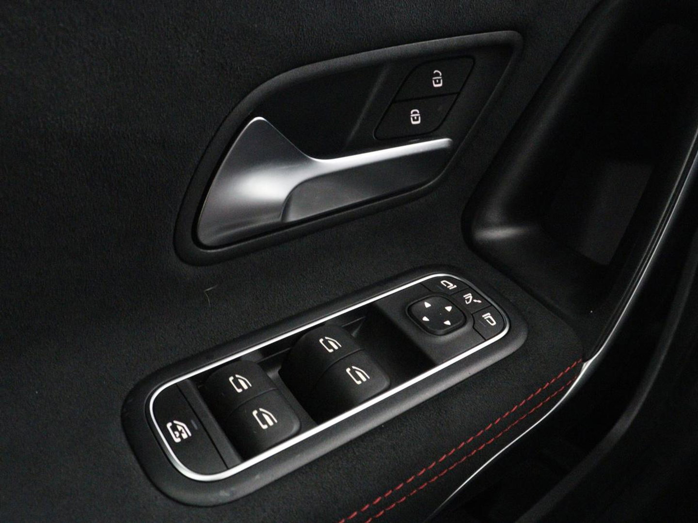 Mercedes-Benz A-Klasse 180 Business Solution AMG | Panoramadak | Carplay | Cruise control | Climate control | DAB+ | Navigatie | Bluetooth | Stoelverwarming | Park assist