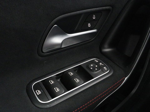 Mercedes-Benz A-Klasse 180 Business Solution AMG | Panoramadak | Carplay | Cruise control | Climate control | DAB+ | Navigatie | Bluetooth | Stoelverwarming | Park assist