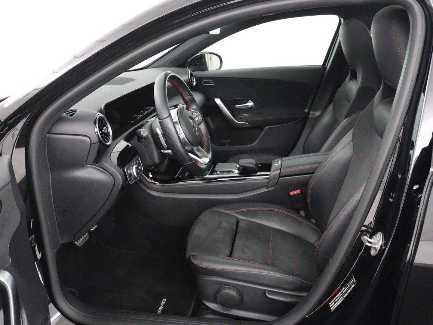 Mercedes-Benz A-Klasse 180 Business Solution AMG | Panoramadak | Carplay | Cruise control | Climate control | DAB+ | Navigatie | Bluetooth | Stoelverwarming | Park assist