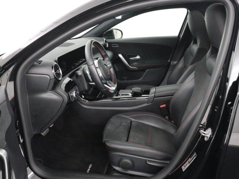 Mercedes-Benz A-Klasse 180 Business Solution AMG | Panoramadak | Carplay | Cruise control | Climate control | DAB+ | Navigatie | Bluetooth | Stoelverwarming | Park assist