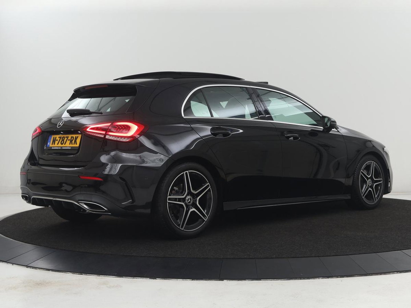 Mercedes-Benz A-Klasse 180 Business Solution AMG | Panoramadak | Carplay | Cruise control | Climate control | DAB+ | Navigatie | Bluetooth | Stoelverwarming | Park assist