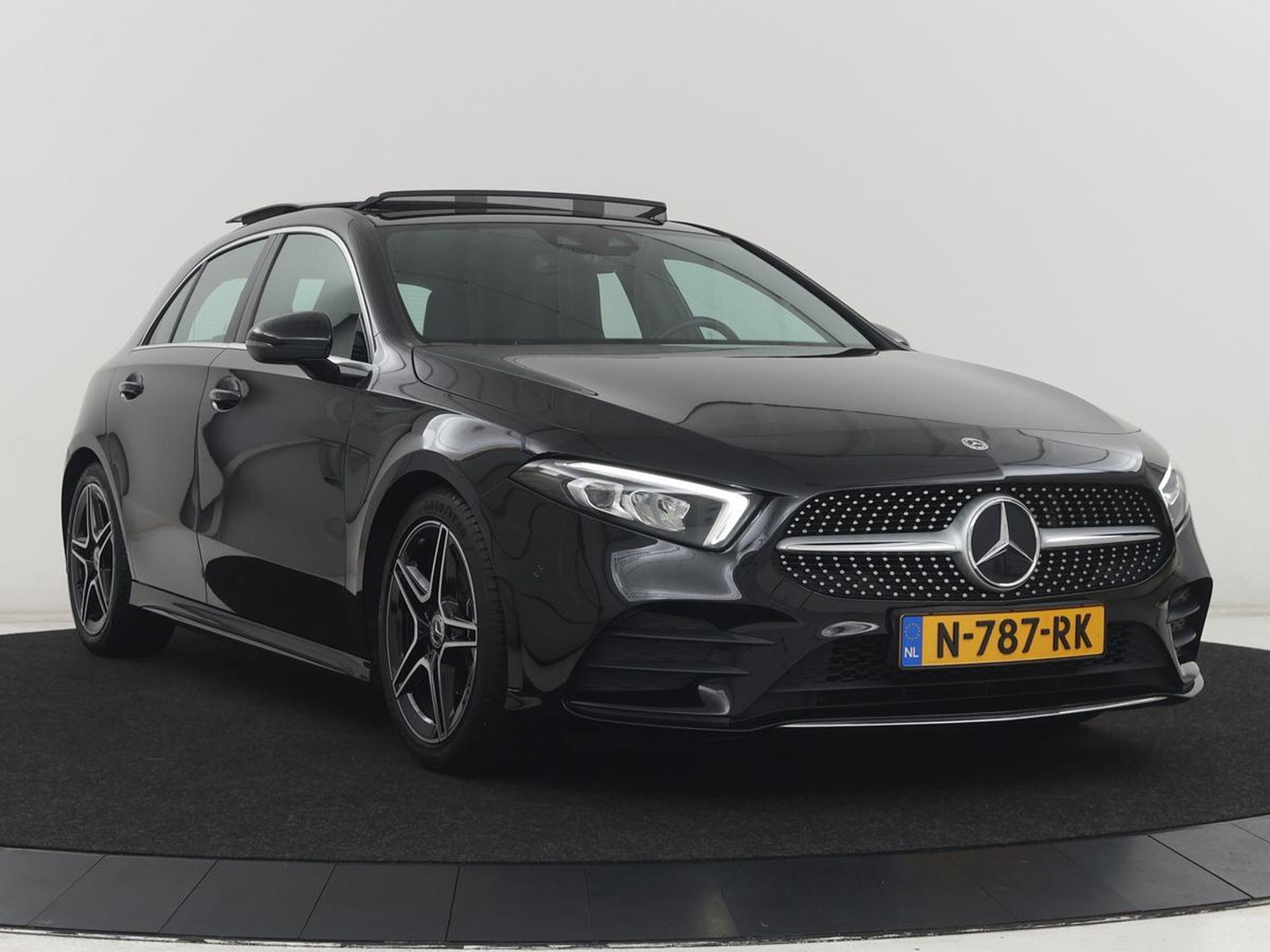 Mercedes-Benz A-Klasse 180 Business Solution AMG | Panoramadak | Carplay | Cruise control | Climate control | DAB+ | Navigatie | Bluetooth | Stoelverwarming | Park assist