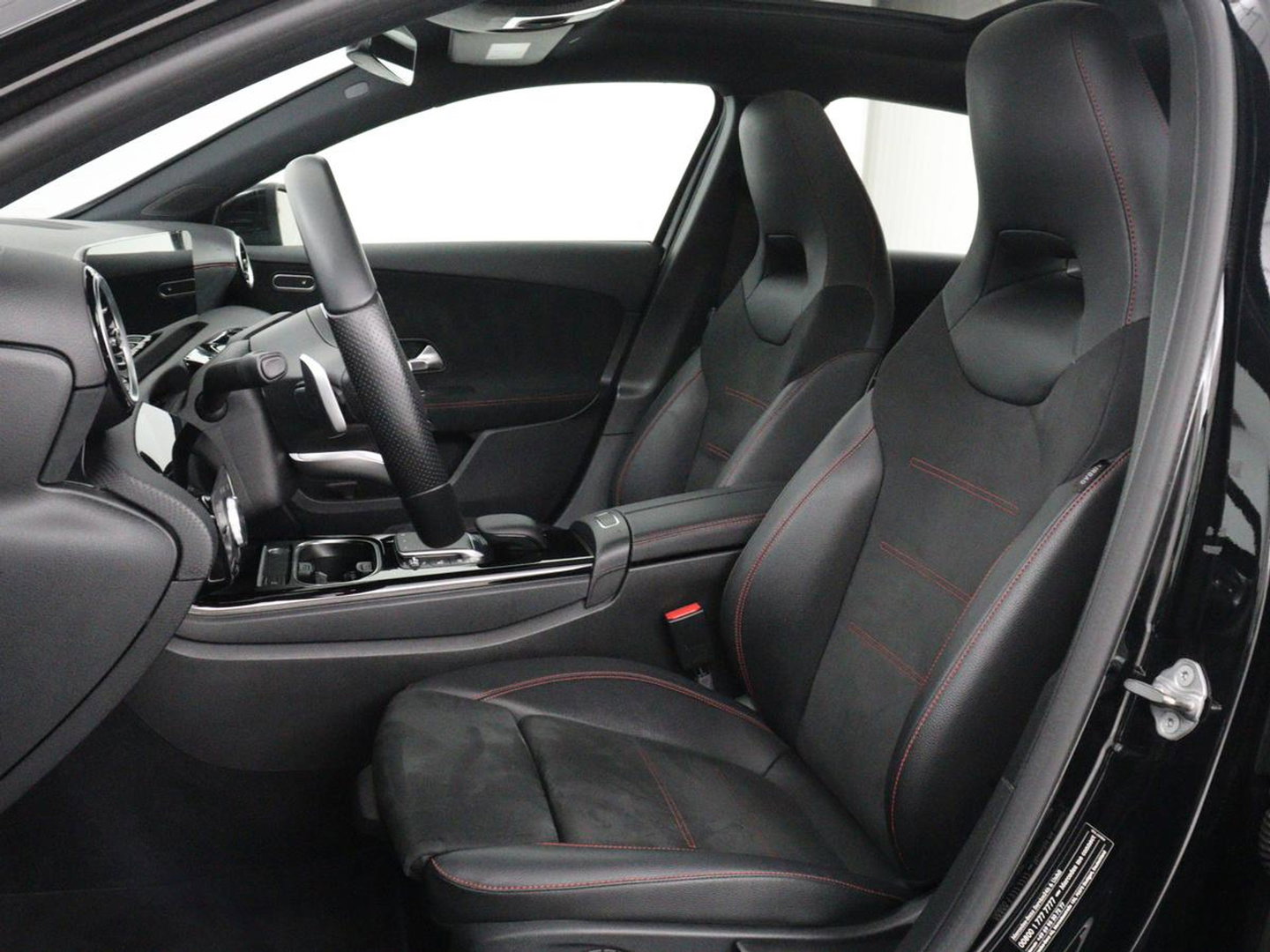 Mercedes-Benz A-Klasse 180 Business Solution AMG | Panoramadak | Carplay | Cruise control | Climate control | DAB+ | Navigatie | Bluetooth | Stoelverwarming | Park assist