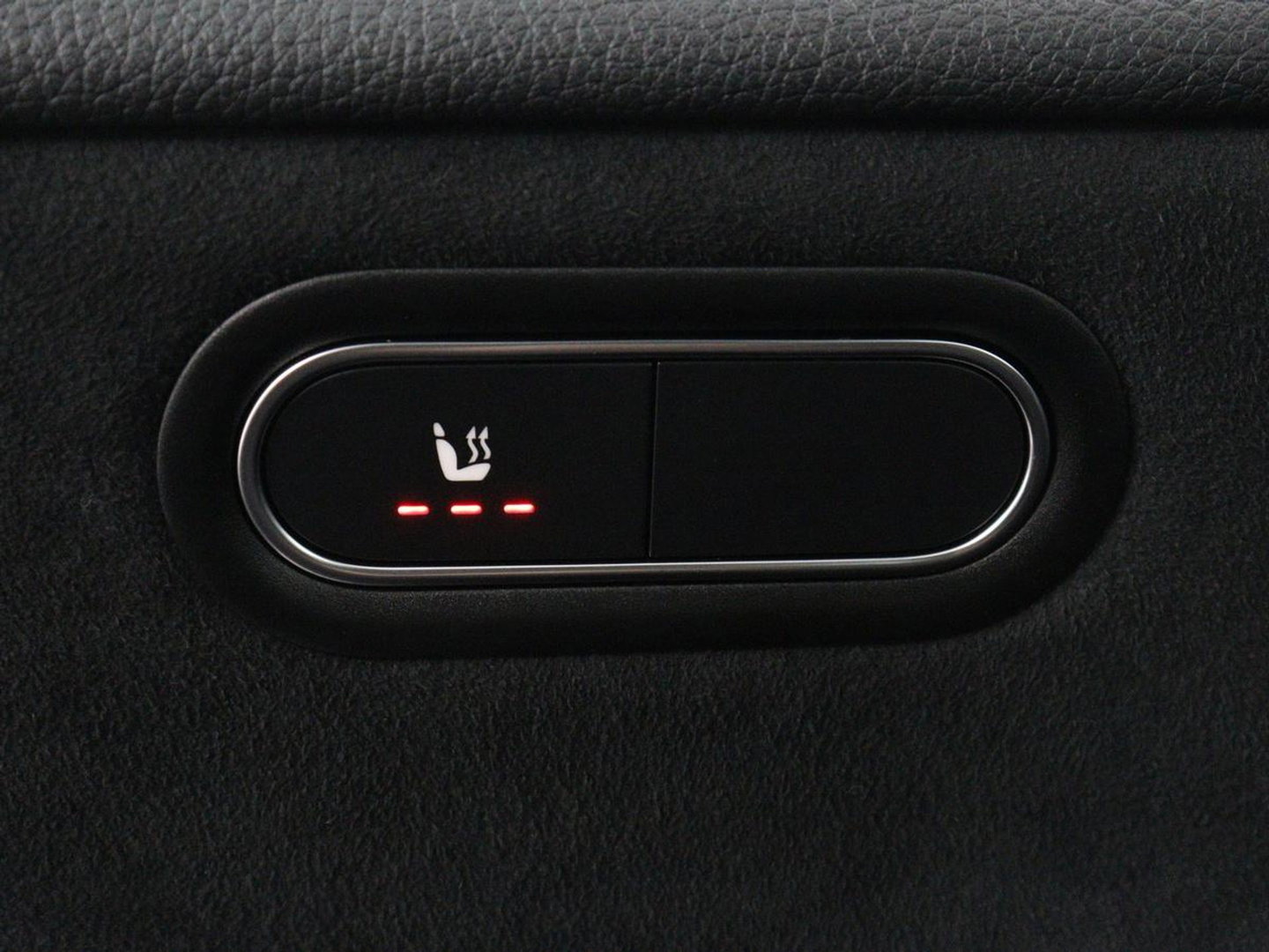 Mercedes-Benz A-Klasse 180 Business Solution AMG | Panoramadak | Carplay | Cruise control | Climate control | DAB+ | Navigatie | Bluetooth | Stoelverwarming | Park assist