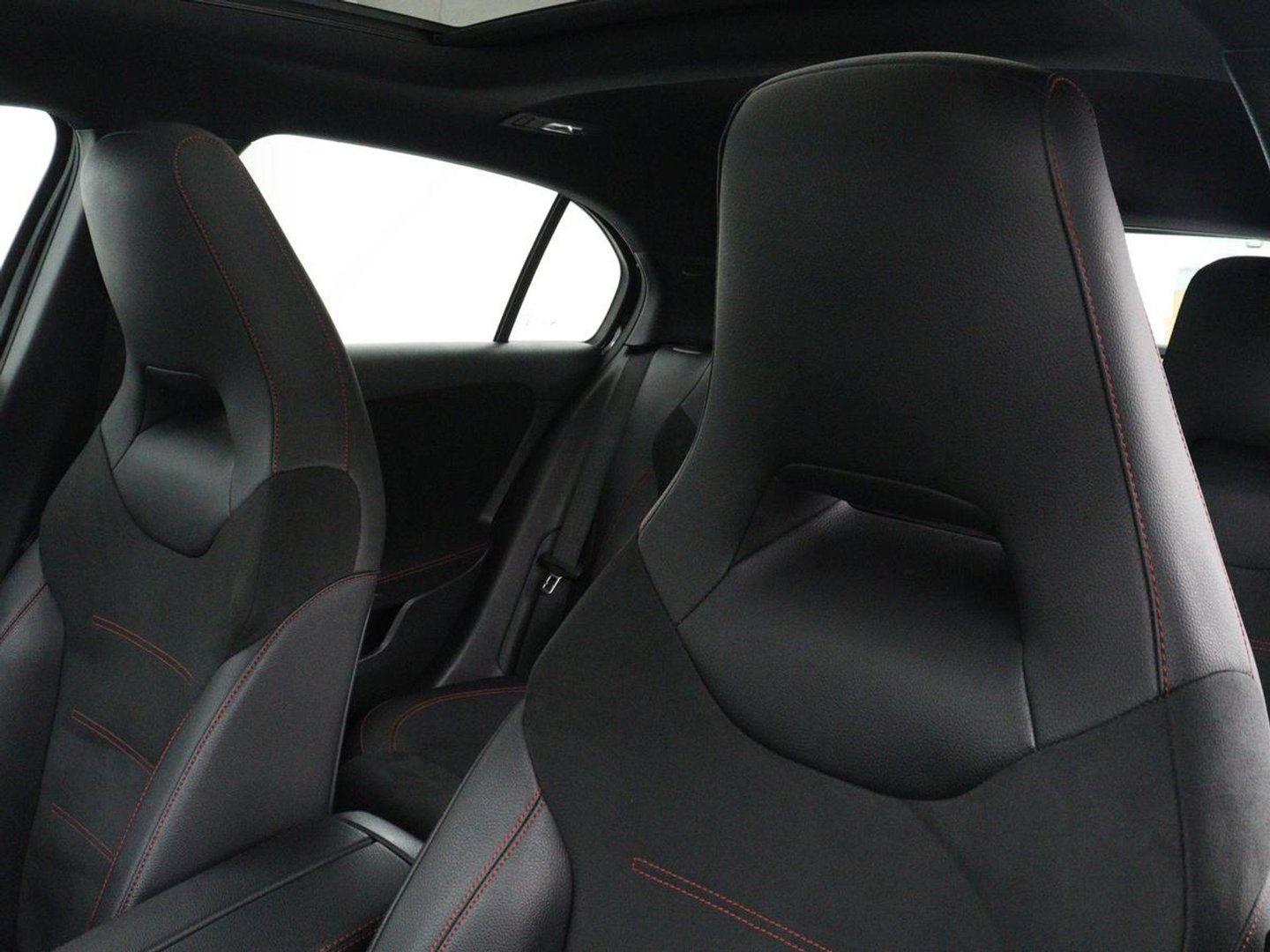Mercedes-Benz A-Klasse 180 Business Solution AMG | Panoramadak | Carplay | Cruise control | Climate control | DAB+ | Navigatie | Bluetooth | Stoelverwarming | Park assist
