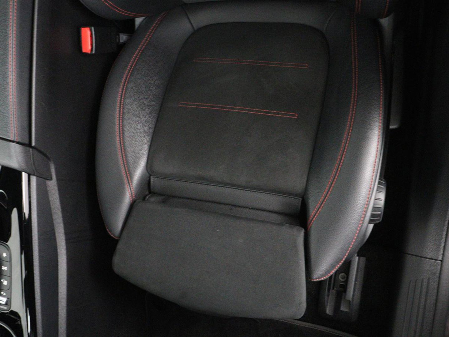 Mercedes-Benz A-Klasse 180 Business Solution AMG | Panoramadak | Carplay | Cruise control | Climate control | DAB+ | Navigatie | Bluetooth | Stoelverwarming | Park assist