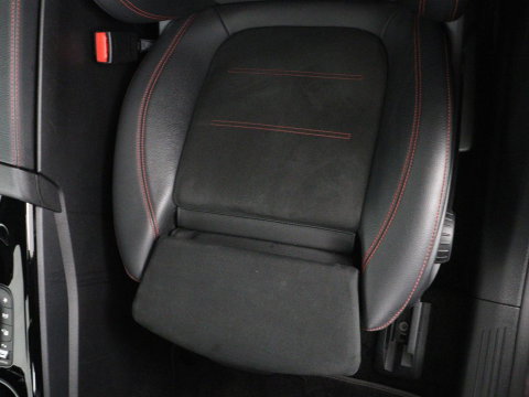 Mercedes-Benz A-Klasse 180 Business Solution AMG | Panoramadak | Carplay | Cruise control | Climate control | DAB+ | Navigatie | Bluetooth | Stoelverwarming | Park assist
