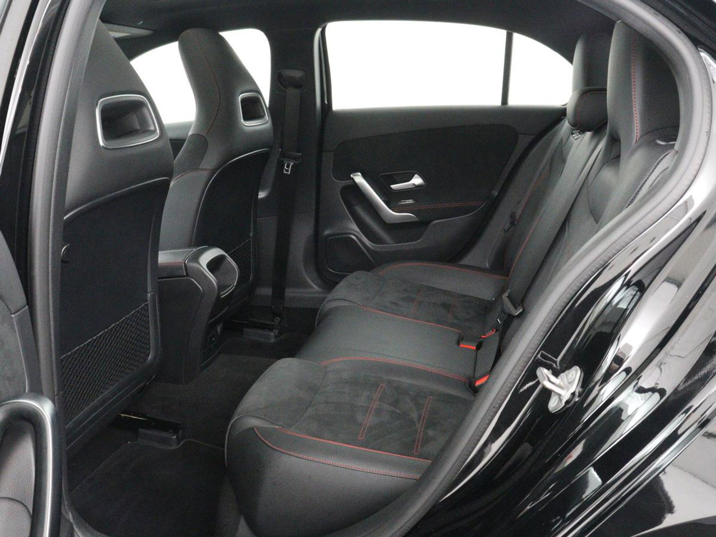Mercedes-Benz A-Klasse 180 Business Solution AMG | Panoramadak | Carplay | Cruise control | Climate control | DAB+ | Navigatie | Bluetooth | Stoelverwarming | Park assist