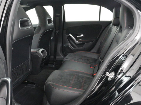 Mercedes-Benz A-Klasse 180 Business Solution AMG | Panoramadak | Carplay | Cruise control | Climate control | DAB+ | Navigatie | Bluetooth | Stoelverwarming | Park assist