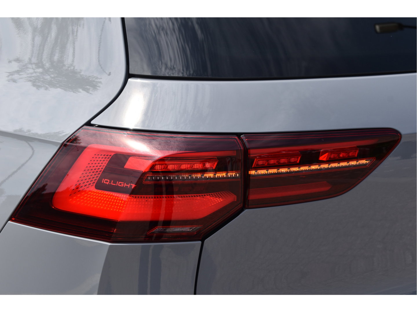 Volkswagen Golf 2.0 TSI 191 PK 3x R-Line Nardo Grey Winter pakket | Zéér netjes | Open dak | Keyless | Sfeerverlichting | Carplay | Stoel- & stuurverwarming | DAB