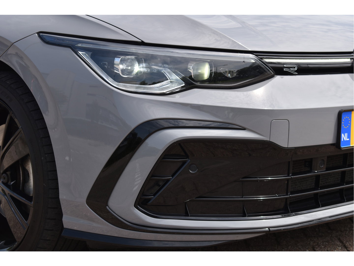 Volkswagen Golf 2.0 TSI 191 PK 3x R-Line Nardo Grey Winter pakket | Zéér netjes | Open dak | Keyless | Sfeerverlichting | Carplay | Stoel- & stuurverwarming | DAB