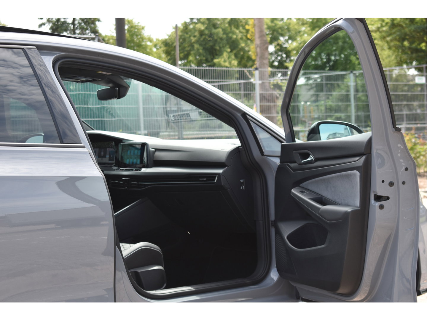 Volkswagen Golf 2.0 TSI 191 PK 3x R-Line Nardo Grey Winter pakket | Zéér netjes | Open dak | Keyless | Sfeerverlichting | Carplay | Stoel- & stuurverwarming | DAB