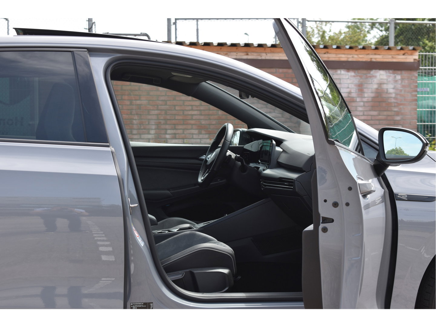 Volkswagen Golf 2.0 TSI 191 PK 3x R-Line Nardo Grey Winter pakket | Zéér netjes | Open dak | Keyless | Sfeerverlichting | Carplay | Stoel- & stuurverwarming | DAB