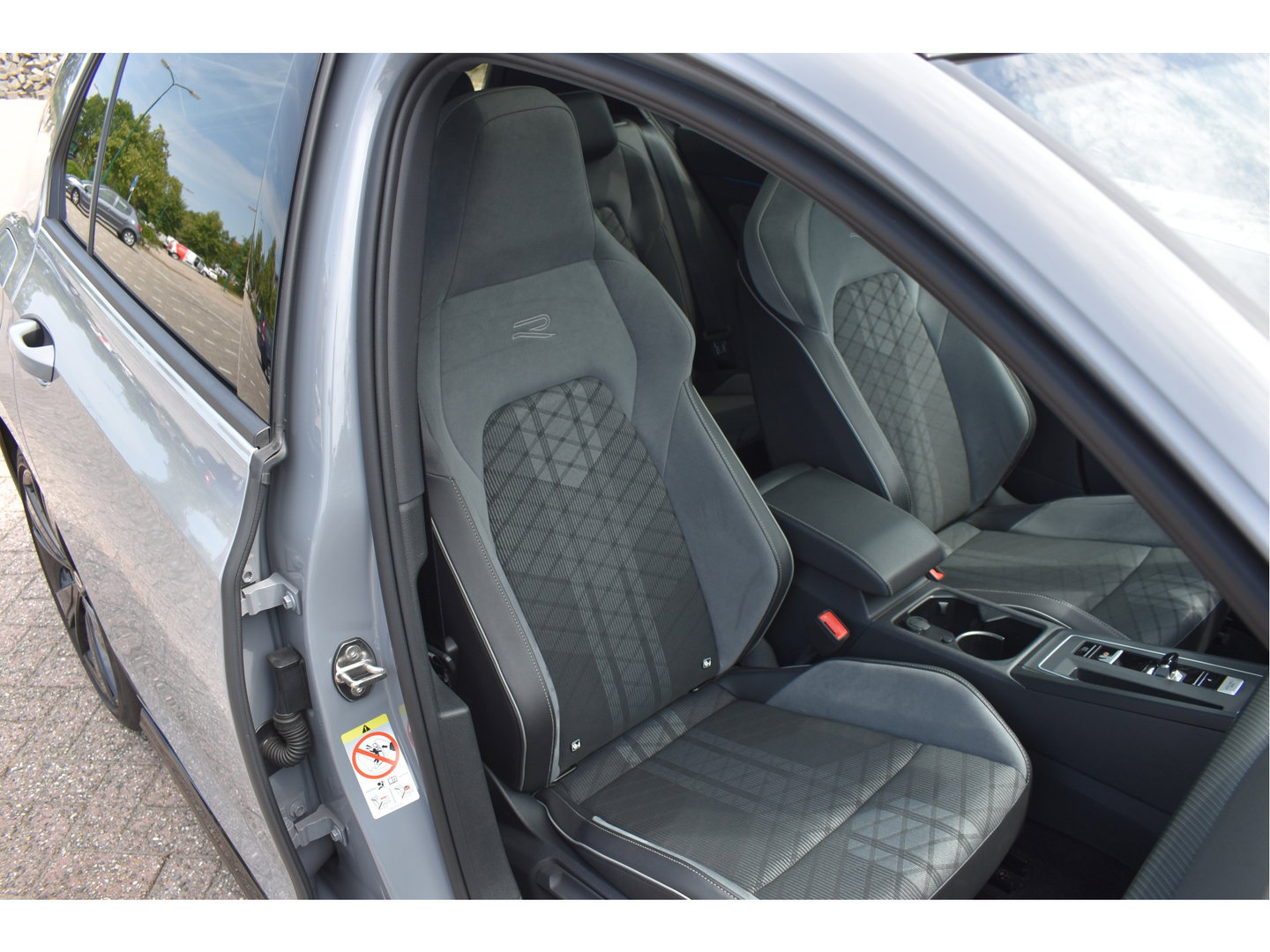 Volkswagen Golf 2.0 TSI 191 PK 3x R-Line Nardo Grey Winter pakket | Zéér netjes | Open dak | Keyless | Sfeerverlichting | Carplay | Stoel- & stuurverwarming | DAB