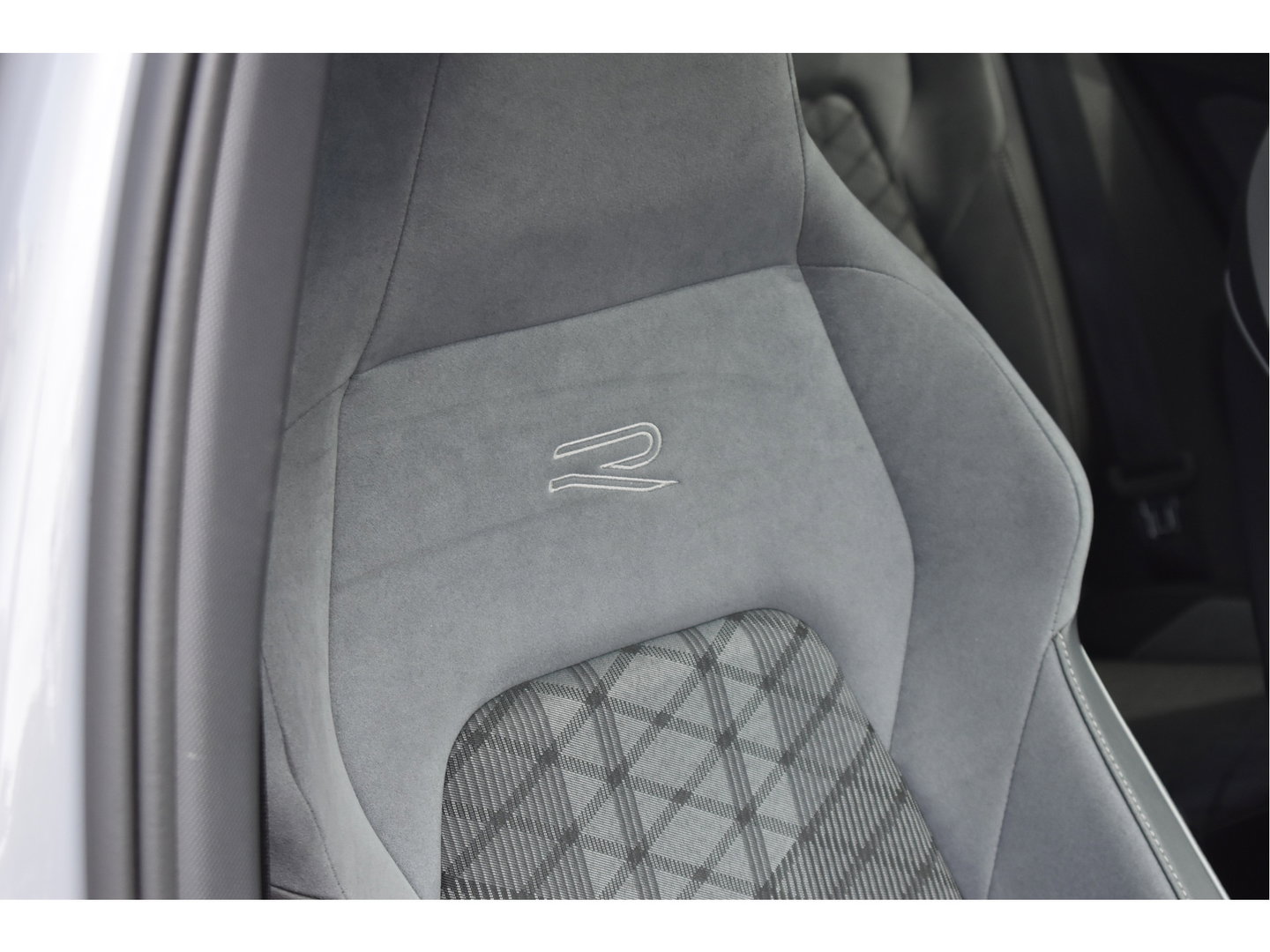 Volkswagen Golf 2.0 TSI 191 PK 3x R-Line Nardo Grey Winter pakket | Zéér netjes | Open dak | Keyless | Sfeerverlichting | Carplay | Stoel- & stuurverwarming | DAB