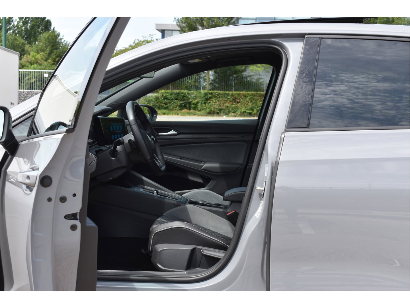 Volkswagen Golf 2.0 TSI 191 PK 3x R-Line Nardo Grey Winter pakket | Zéér netjes | Open dak | Keyless | Sfeerverlichting | Carplay | Stoel- & stuurverwarming | DAB