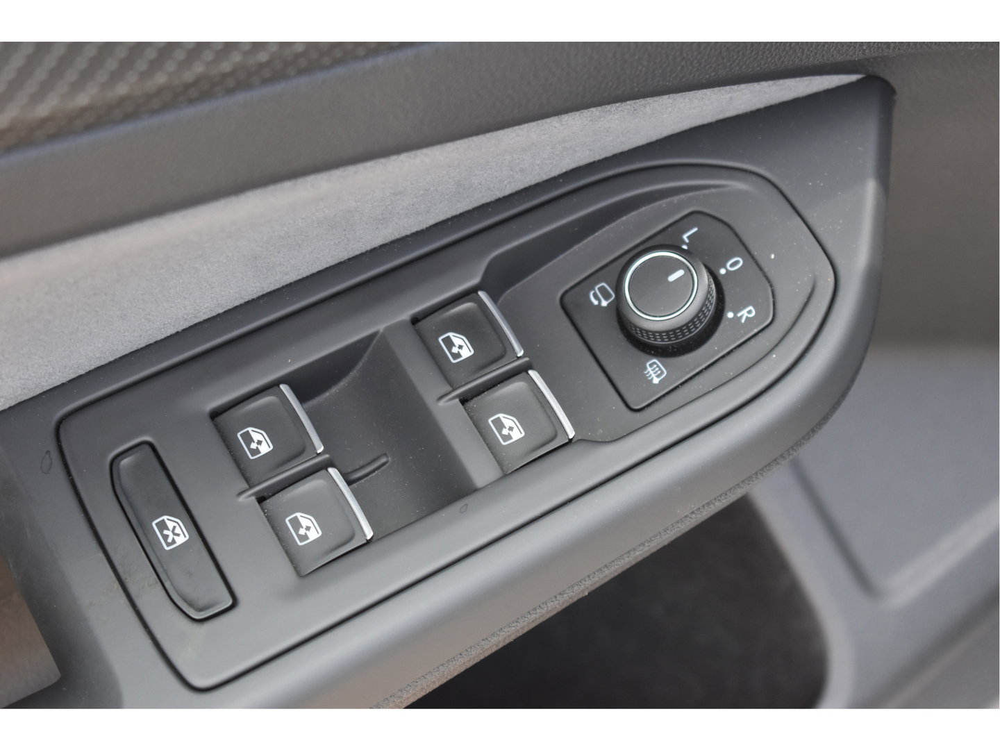 Volkswagen Golf 2.0 TSI 191 PK 3x R-Line Nardo Grey Winter pakket | Zéér netjes | Open dak | Keyless | Sfeerverlichting | Carplay | Stoel- & stuurverwarming | DAB