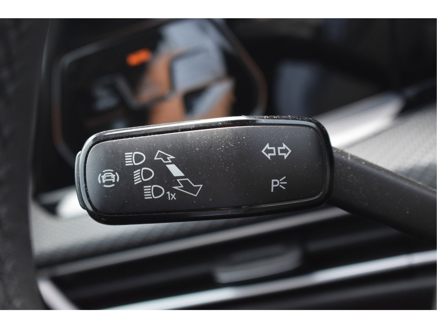 Volkswagen Golf 2.0 TSI 191 PK 3x R-Line Nardo Grey Winter pakket | Zéér netjes | Open dak | Keyless | Sfeerverlichting | Carplay | Stoel- & stuurverwarming | DAB