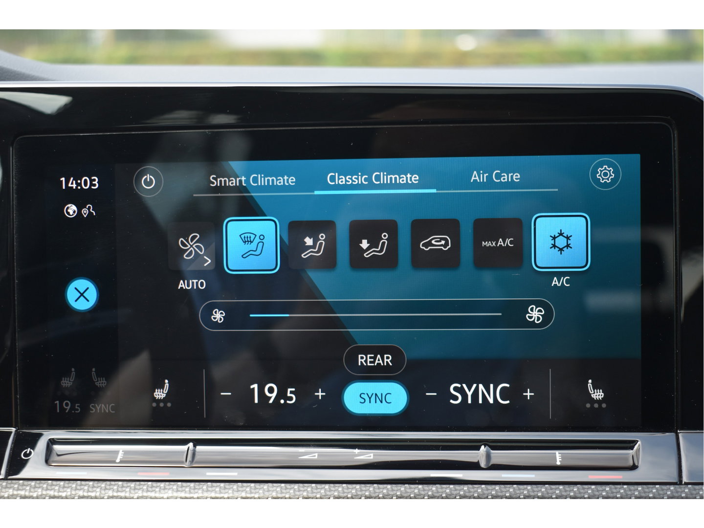 Volkswagen Golf 2.0 TSI 191 PK 3x R-Line Nardo Grey Winter pakket | Zéér netjes | Open dak | Keyless | Sfeerverlichting | Carplay | Stoel- & stuurverwarming | DAB