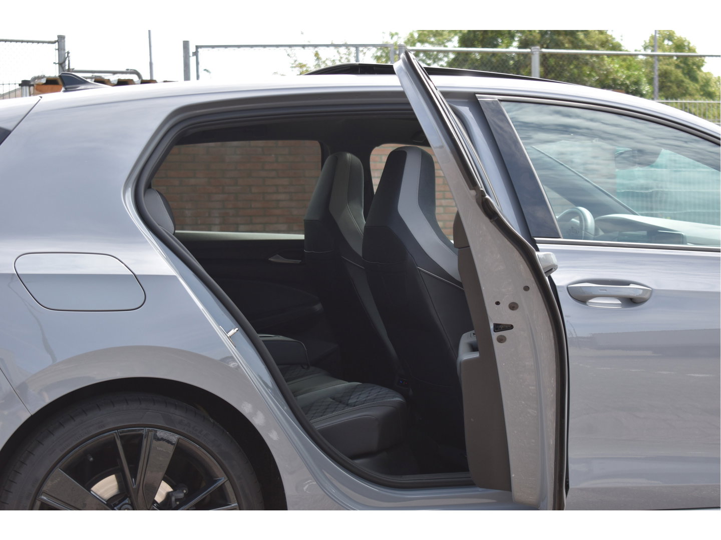Volkswagen Golf 2.0 TSI 191 PK 3x R-Line Nardo Grey Winter pakket | Zéér netjes | Open dak | Keyless | Sfeerverlichting | Carplay | Stoel- & stuurverwarming | DAB