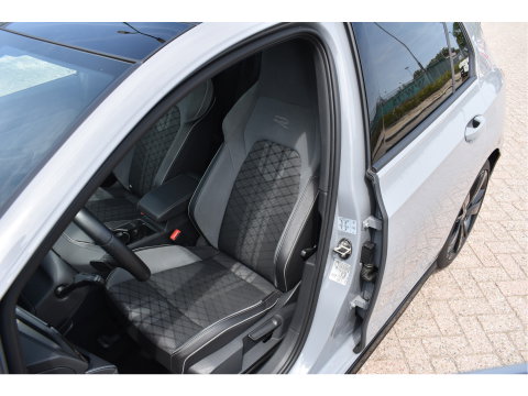 Volkswagen Golf 2.0 TSI 191 PK 3x R-Line Nardo Grey Winter pakket | Zéér netjes | Open dak | Keyless | Sfeerverlichting | Carplay | Stoel- & stuurverwarming | DAB