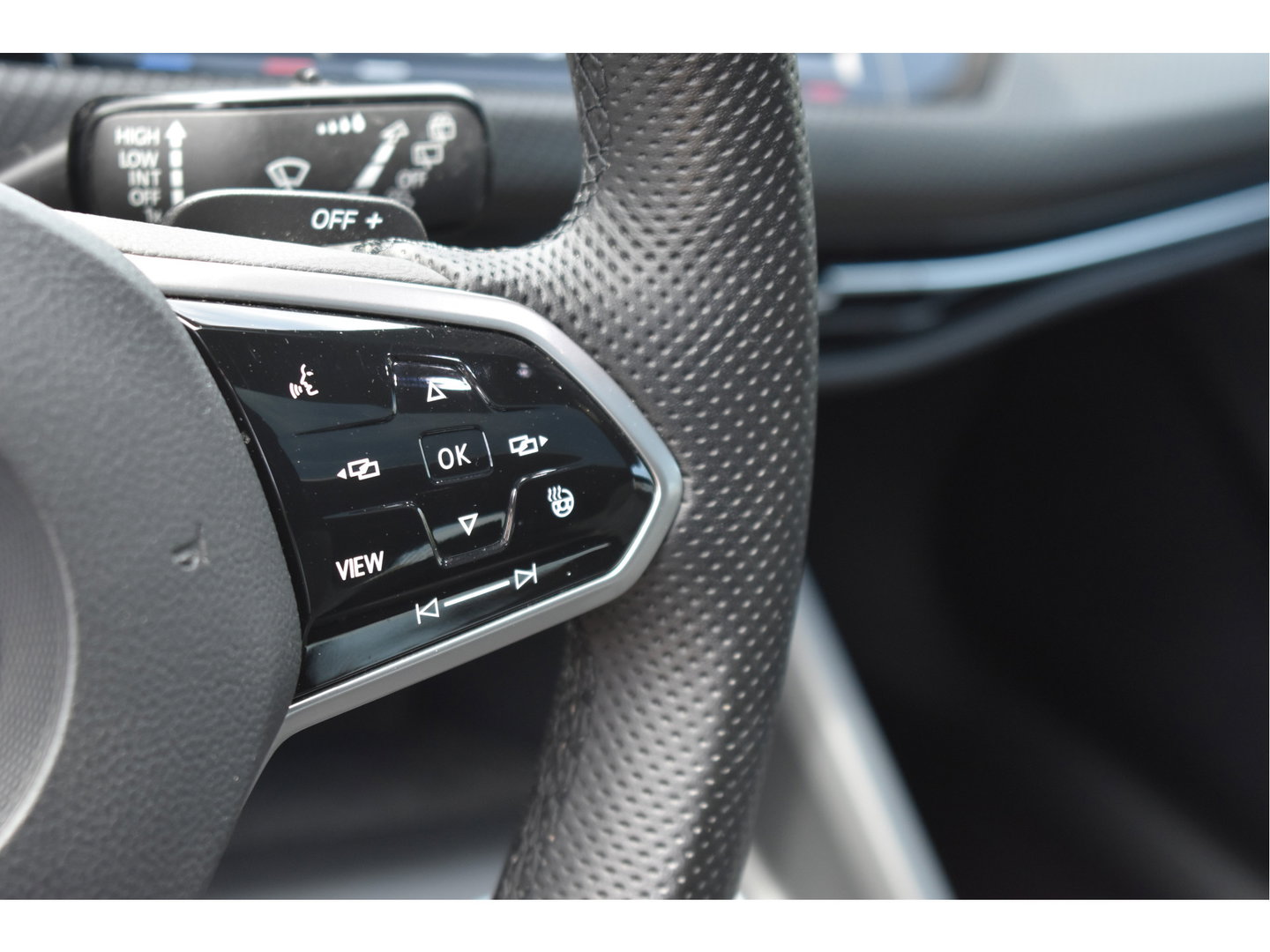Volkswagen Golf 2.0 TSI 191 PK 3x R-Line Nardo Grey Winter pakket | Zéér netjes | Open dak | Keyless | Sfeerverlichting | Carplay | Stoel- & stuurverwarming | DAB