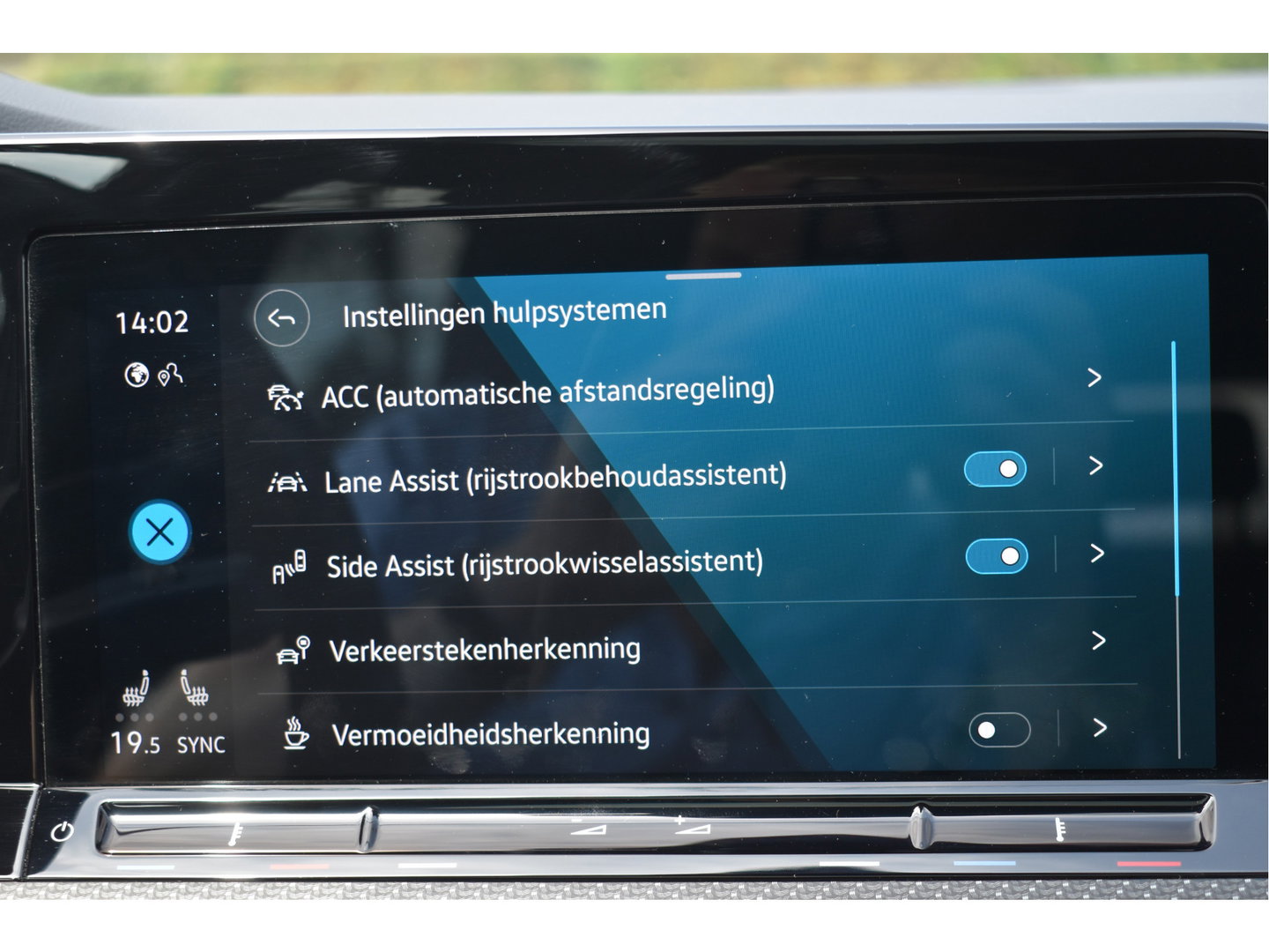 Volkswagen Golf 2.0 TSI 191 PK 3x R-Line Nardo Grey Winter pakket | Zéér netjes | Open dak | Keyless | Sfeerverlichting | Carplay | Stoel- & stuurverwarming | DAB
