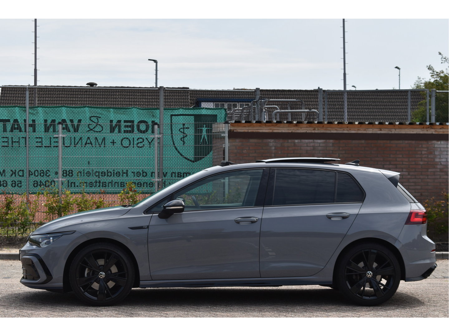 Volkswagen Golf 2.0 TSI 191 PK 3x R-Line Nardo Grey Winter pakket | Zéér netjes | Open dak | Keyless | Sfeerverlichting | Carplay | Stoel- & stuurverwarming | DAB