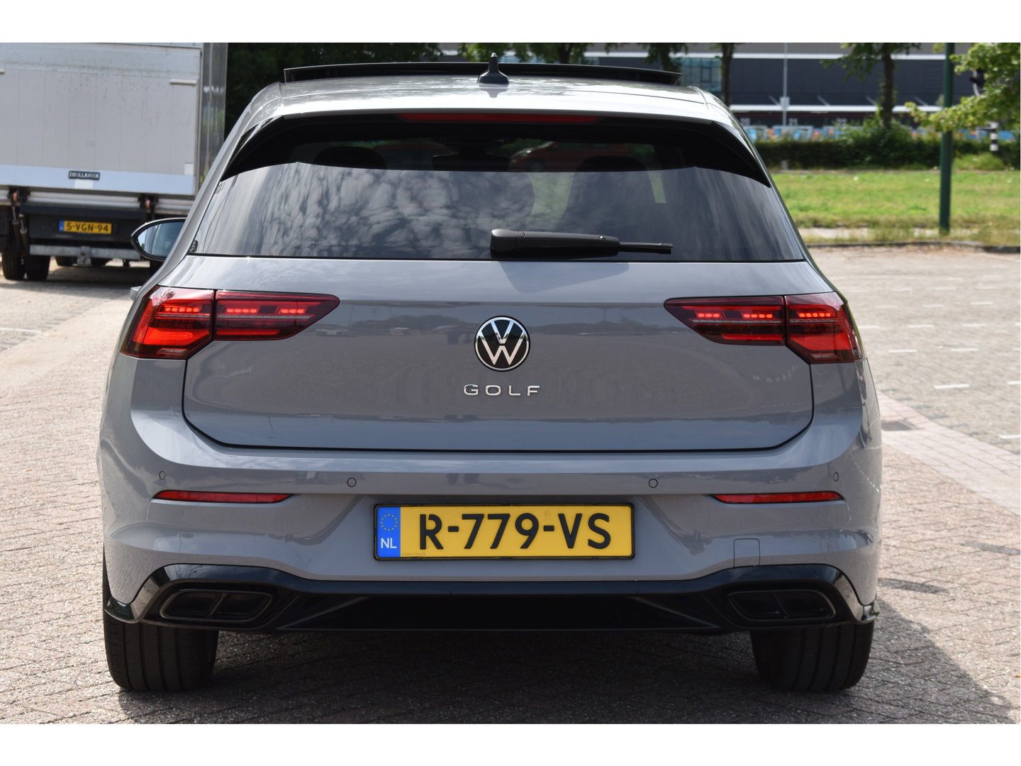Volkswagen Golf 2.0 TSI 191 PK 3x R-Line Nardo Grey Winter pakket | Zéér netjes | Open dak | Keyless | Sfeerverlichting | Carplay | Stoel- & stuurverwarming | DAB
