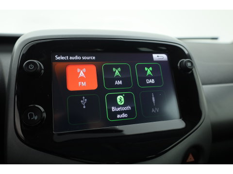 Toyota Aygo 1.0 VVT-i x-play | Achteruitrijcamera | Apple CarPlay & Android Auto | DAB | Airco | 15" velgen | Elek. Ramen V.