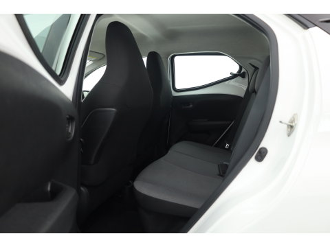 Toyota Aygo 1.0 VVT-i x-play | Achteruitrijcamera | Apple CarPlay & Android Auto | DAB | Airco | 15" velgen | Elek. Ramen V.
