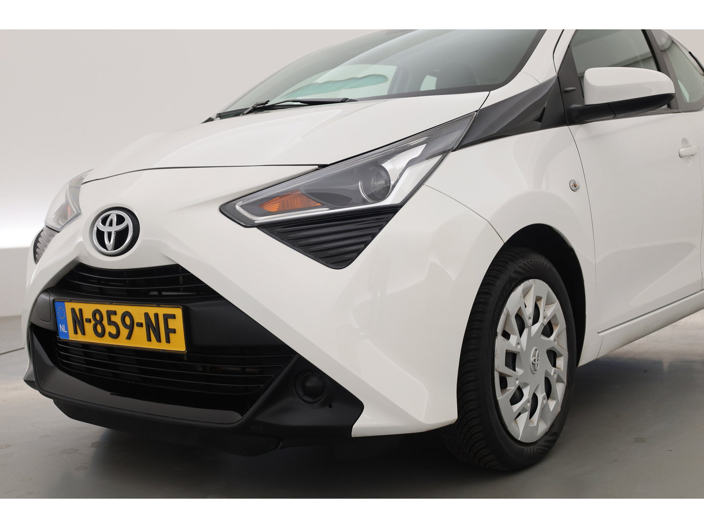 Toyota Aygo 1.0 VVT-i x-play | Achteruitrijcamera | Apple CarPlay & Android Auto | DAB | Airco | 15" velgen | Elek. Ramen V.