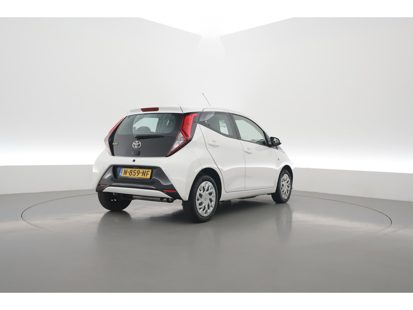 Toyota Aygo 1.0 VVT-i x-play | Achteruitrijcamera | Apple CarPlay & Android Auto | DAB | Airco | 15" velgen | Elek. Ramen V.
