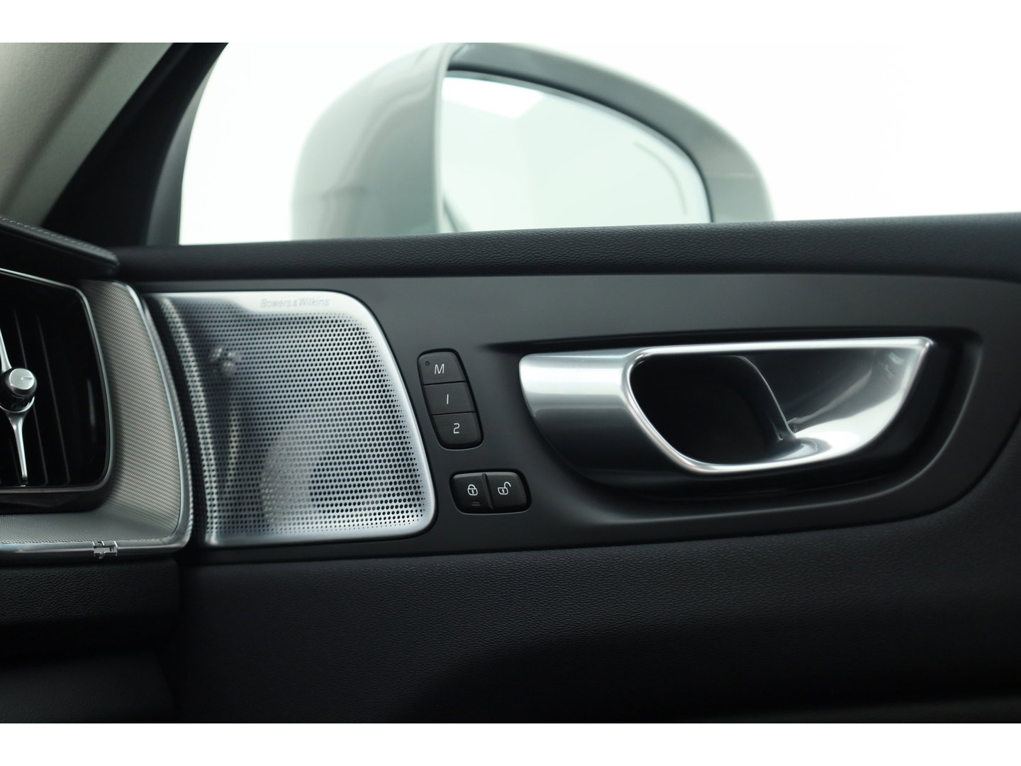 Volvo XC60 2.0 T8 Plug-in hybrid AWD Ultimate Bright SOH 96% | Bowers & Wilkins | Trekhaak | 360 camera | Head-up | Stoel + stuurverwarming |
