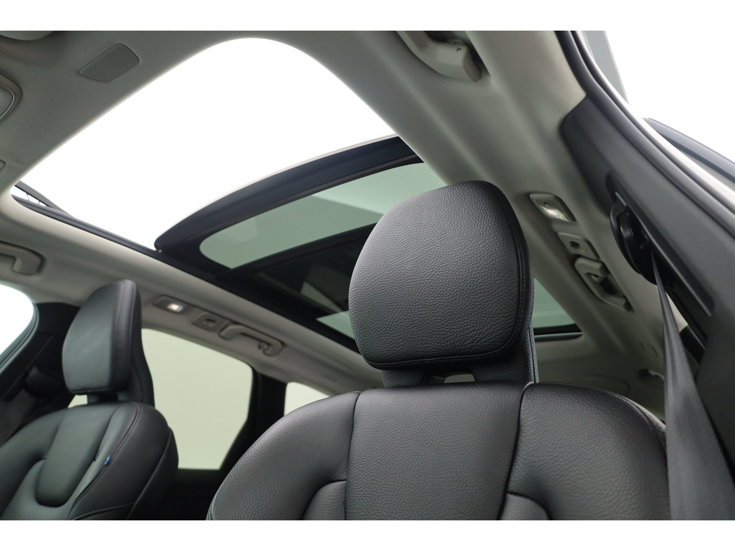 Volvo XC60 2.0 T8 Plug-in hybrid AWD Ultimate Bright SOH 96% | Bowers & Wilkins | Trekhaak | 360 camera | Head-up | Stoel + stuurverwarming |