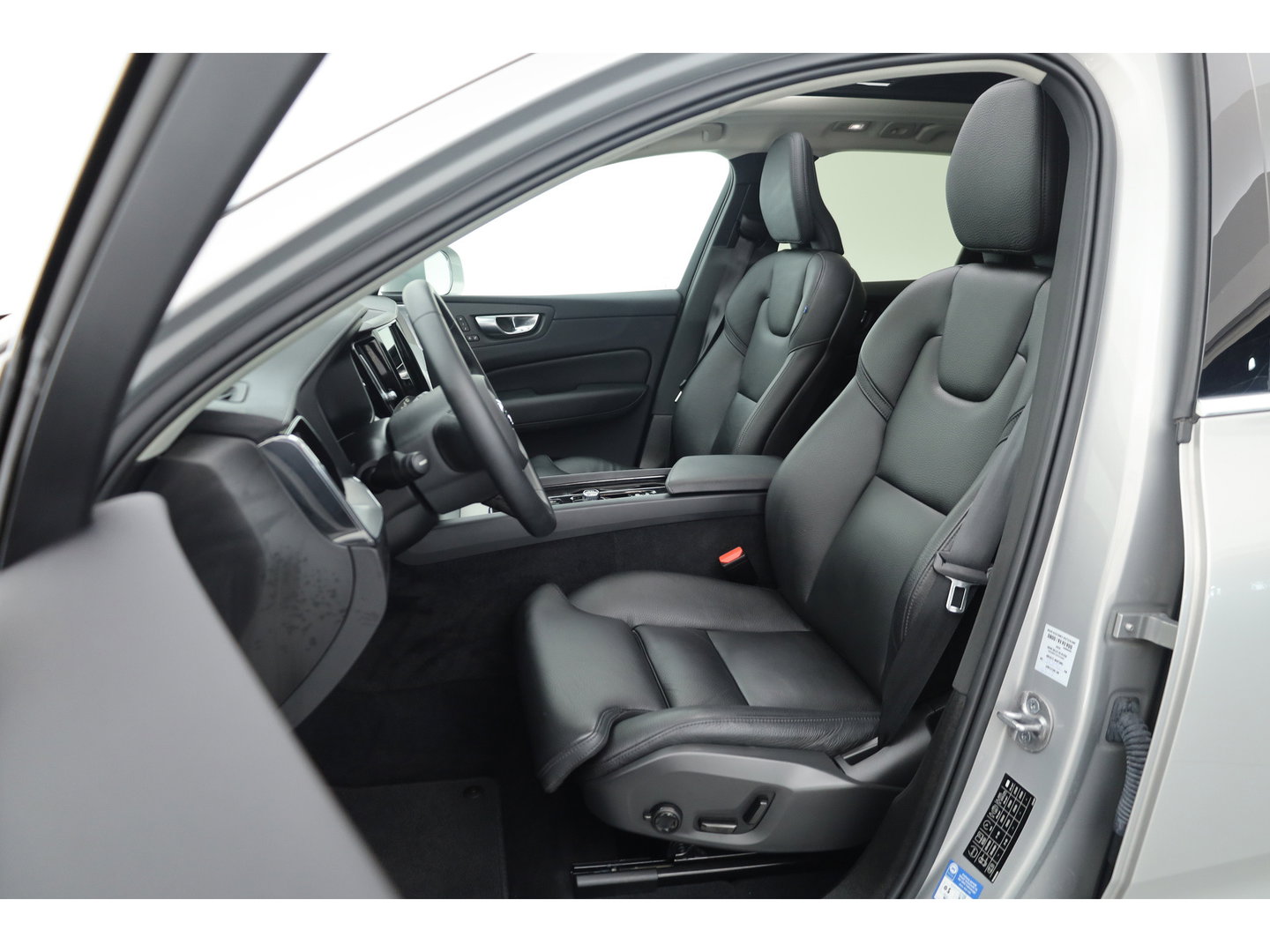 Volvo XC60 2.0 T8 Plug-in hybrid AWD Ultimate Bright SOH 96% | Bowers & Wilkins | Trekhaak | 360 camera | Head-up | Stoel + stuurverwarming |