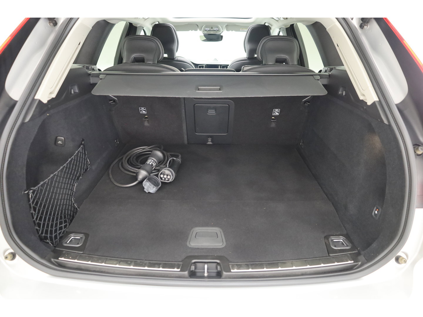 Volvo XC60 2.0 T8 Plug-in hybrid AWD Ultimate Bright SOH 96% | Bowers & Wilkins | Trekhaak | 360 camera | Head-up | Stoel + stuurverwarming |