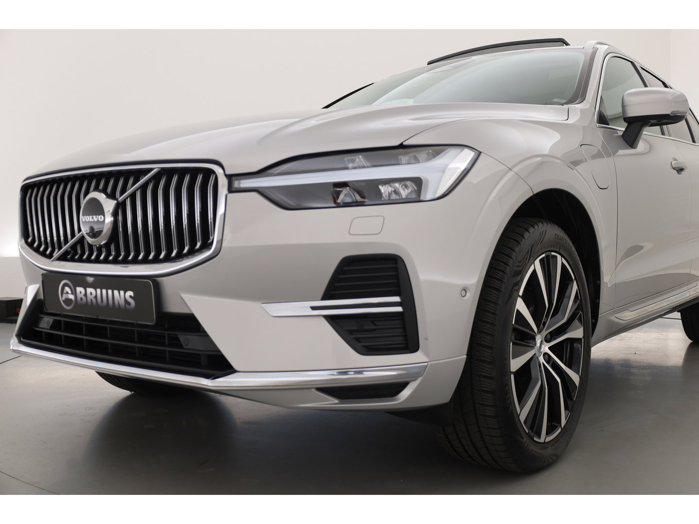 Volvo XC60 2.0 T8 Plug-in hybrid AWD Ultimate Bright SOH 96% | Bowers & Wilkins | Trekhaak | 360 camera | Head-up | Stoel + stuurverwarming |