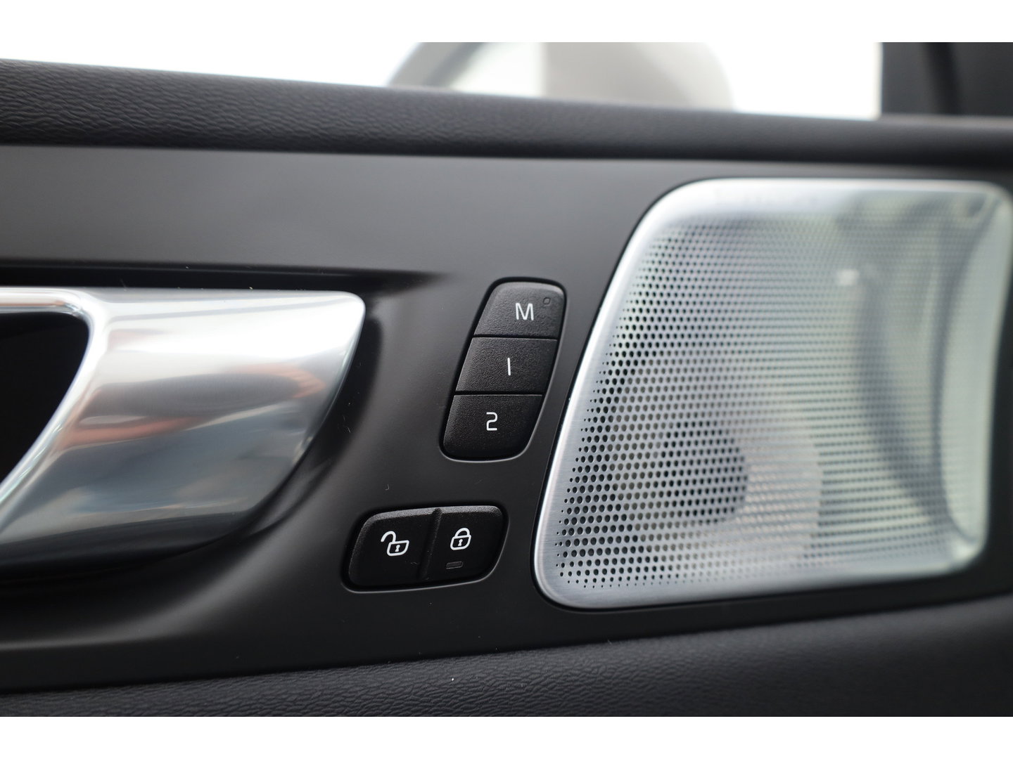 Volvo XC60 2.0 T8 Plug-in hybrid AWD Ultimate Bright SOH 96% | Bowers & Wilkins | Trekhaak | 360 camera | Head-up | Stoel + stuurverwarming |